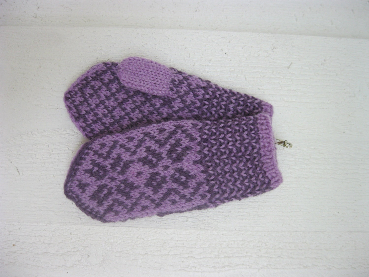Handknitted norwegian mittens for children in two shades of purple