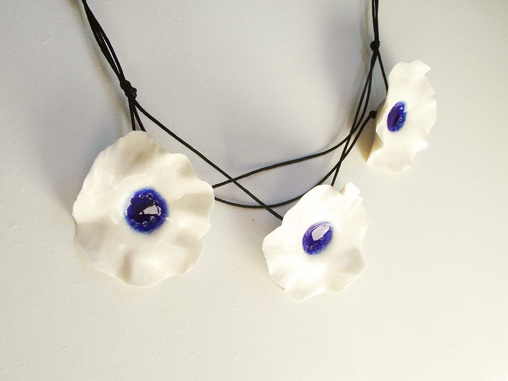 Three Fresh White and blue Porcelain Flowers Necklace from Italy