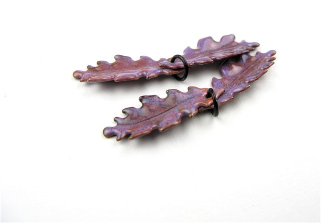 One Enameled Oak Leaf Pair / Purple enamel Lot 21