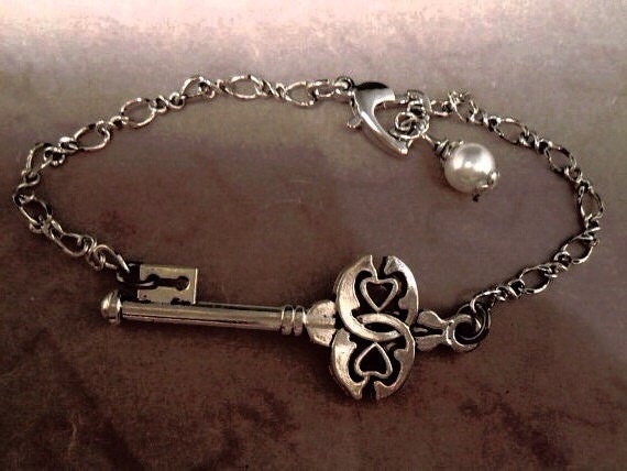 Key Bracelet to my heart  silver chain jewelry white Swarovski pearl skeleton key antique silver adjustable chain