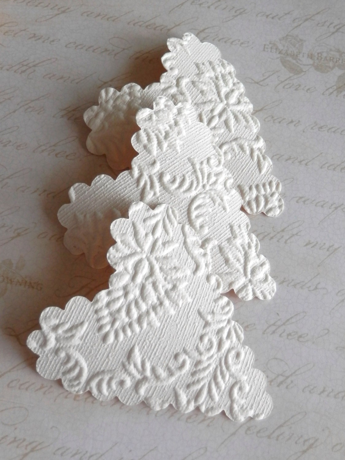 20 upcycled wallpaper scalloped hearts - textured cream