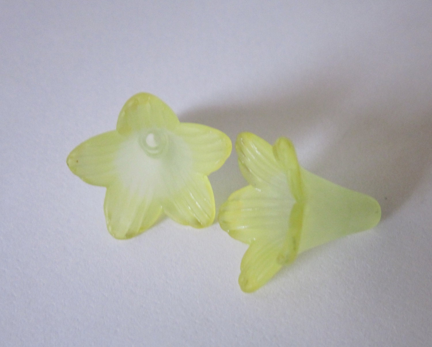 Trumpet Flower Fluorescent Green Two Tone Hand Dyed 22mm (2)