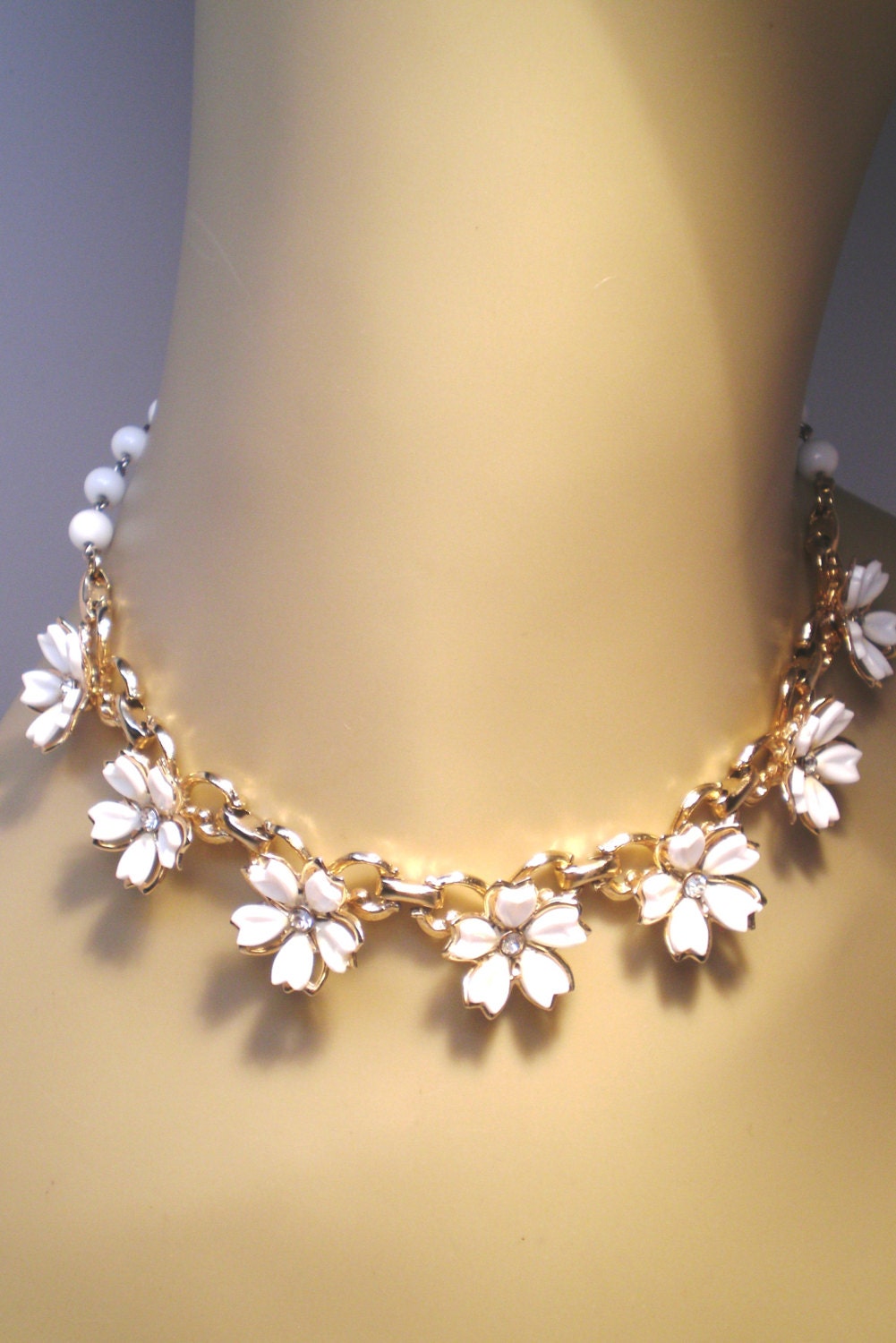 Vintage Necklace / Collar / Choker Chunky 2d Bride White Daisy Flowers Rhinestone Center Milk Glass Beads 50s Art Deco Retro Statement