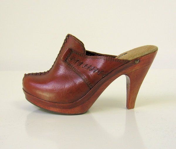 70s Wild Pair High Heel Clogs Vintage Wood Platform Mules 7B