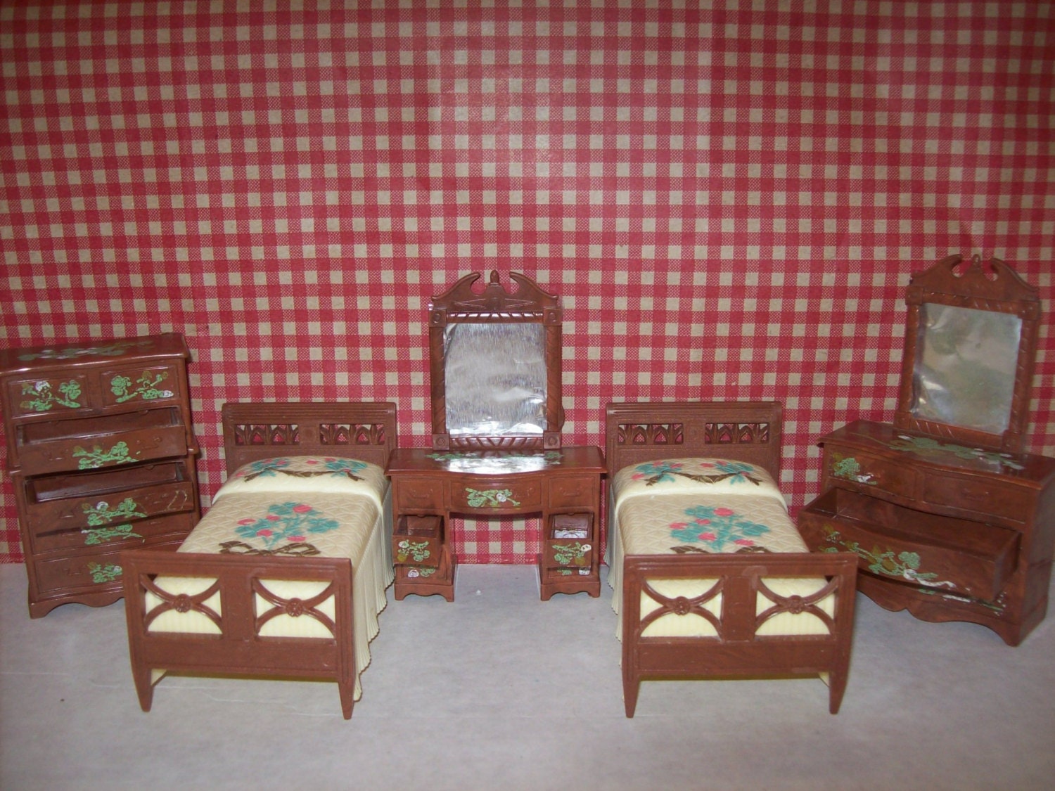Vintage 50's RENWAL Dollhouse Bedroom Furniture Set Made In The USA 5 Pieces Beds Vanity With Mirror Dresser Hand Painted