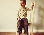 Pellerina raglan shirt.. greige feathers and arrows unisex ..ready to ship 3t or made to order.. 12m 2t 3t 4t