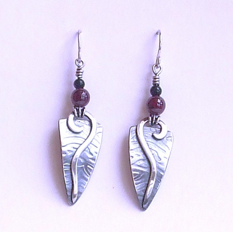 Sterling silver textured earings, with garnet and dyed jade beads.           FREE SHIPPING WORLDWIDE
