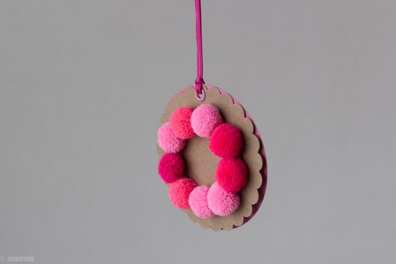 Pom Pom gift tag - Shades of pink