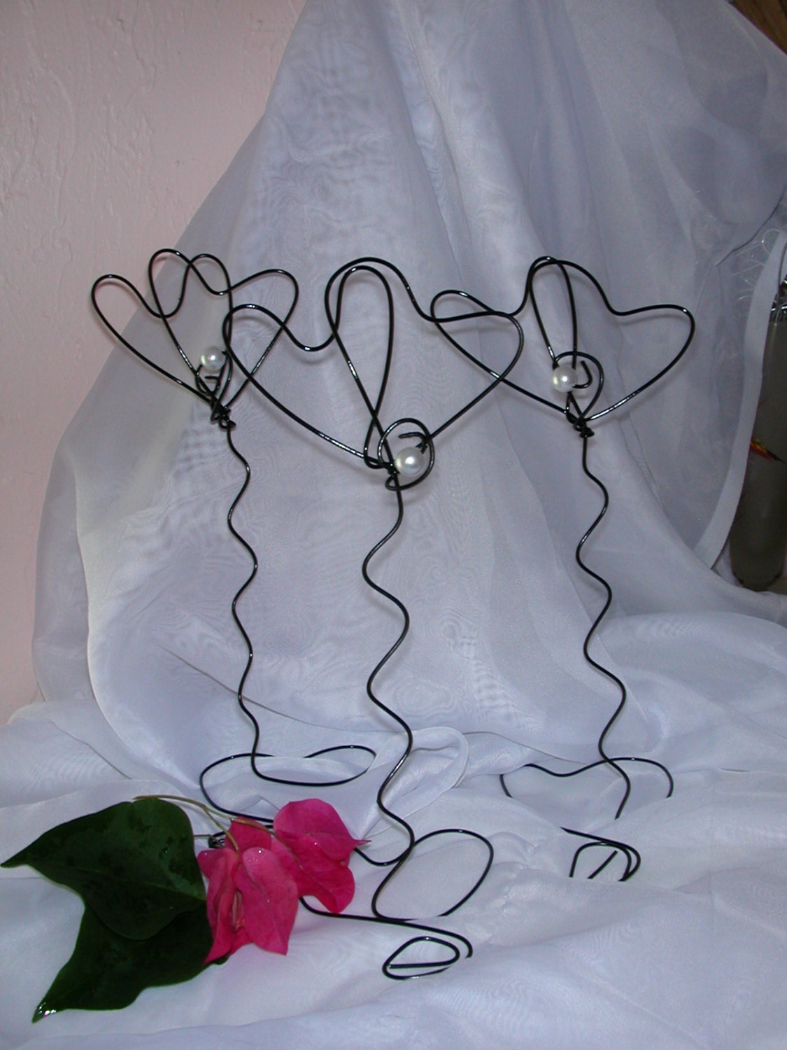 10 'BLACK' Wire Table Number Holders/ Card Holders /Menu card holders Valentine ( Double LOVE HEARTS and pearls )