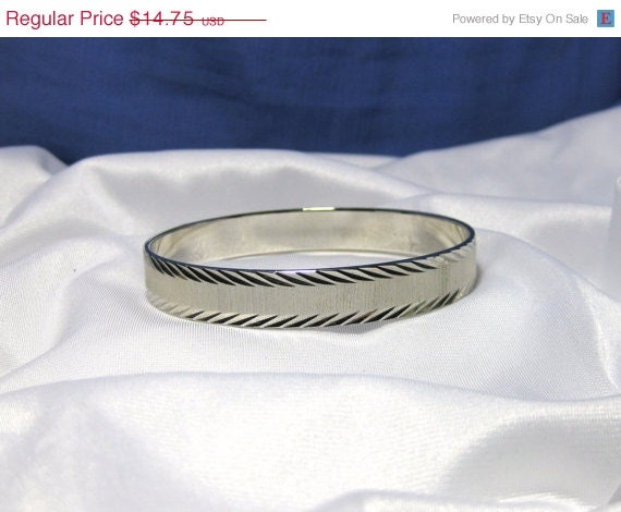 Vintage MONET Diamond Cut Bangle Bracelet