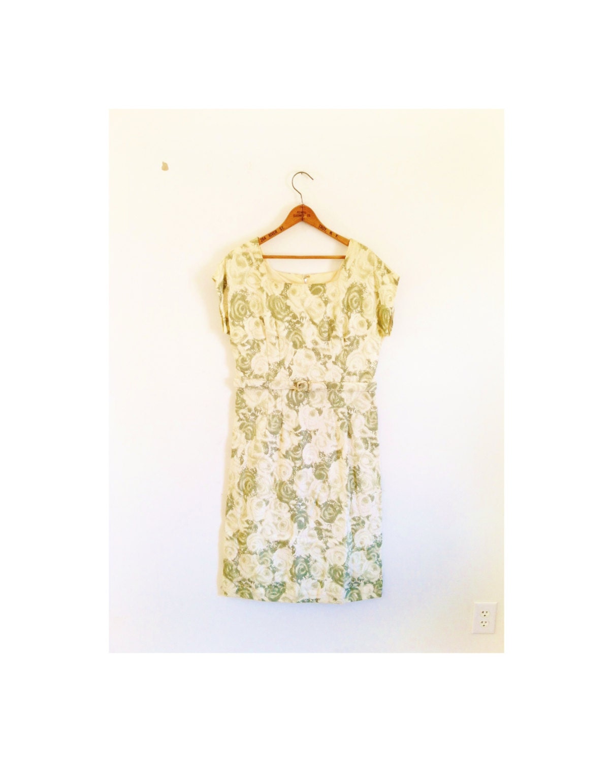 1940s-1950s ROMANTIC rose floral wiggle dress . . . larger sized