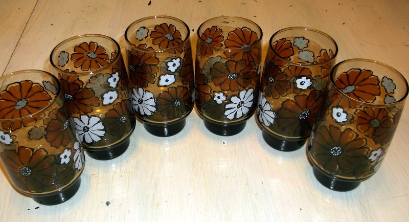 Vintage Set of 6 1970's Drinking Glass Tumblers Daisies Galore Orange White and Smoky Brown