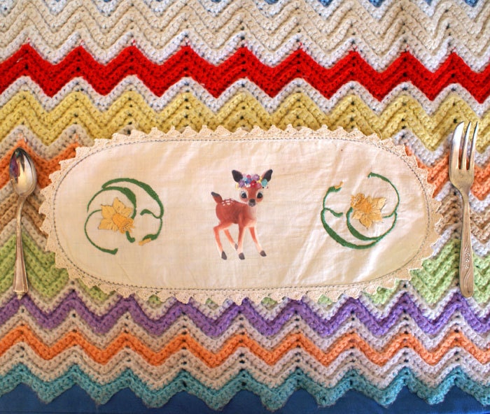 Flower Deer with Daffodil Floral Decorative Vintage Illustrated Doily