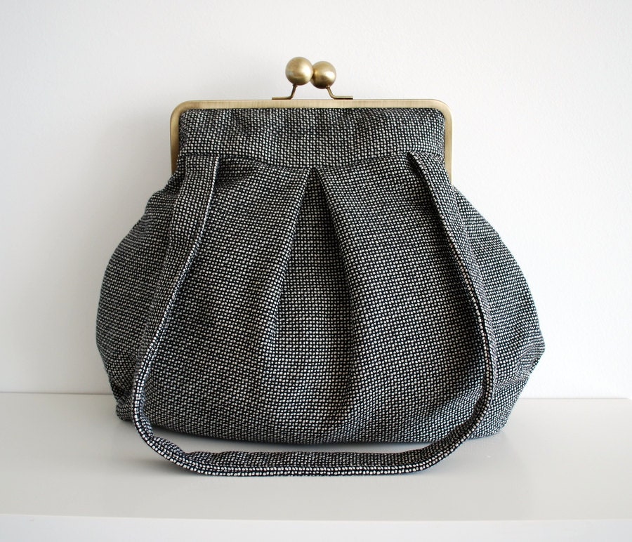 black and white bag. shoulder bag. black and white handbag. kiss lock bag. kisslock purse. retro bag. vinatge style bag.