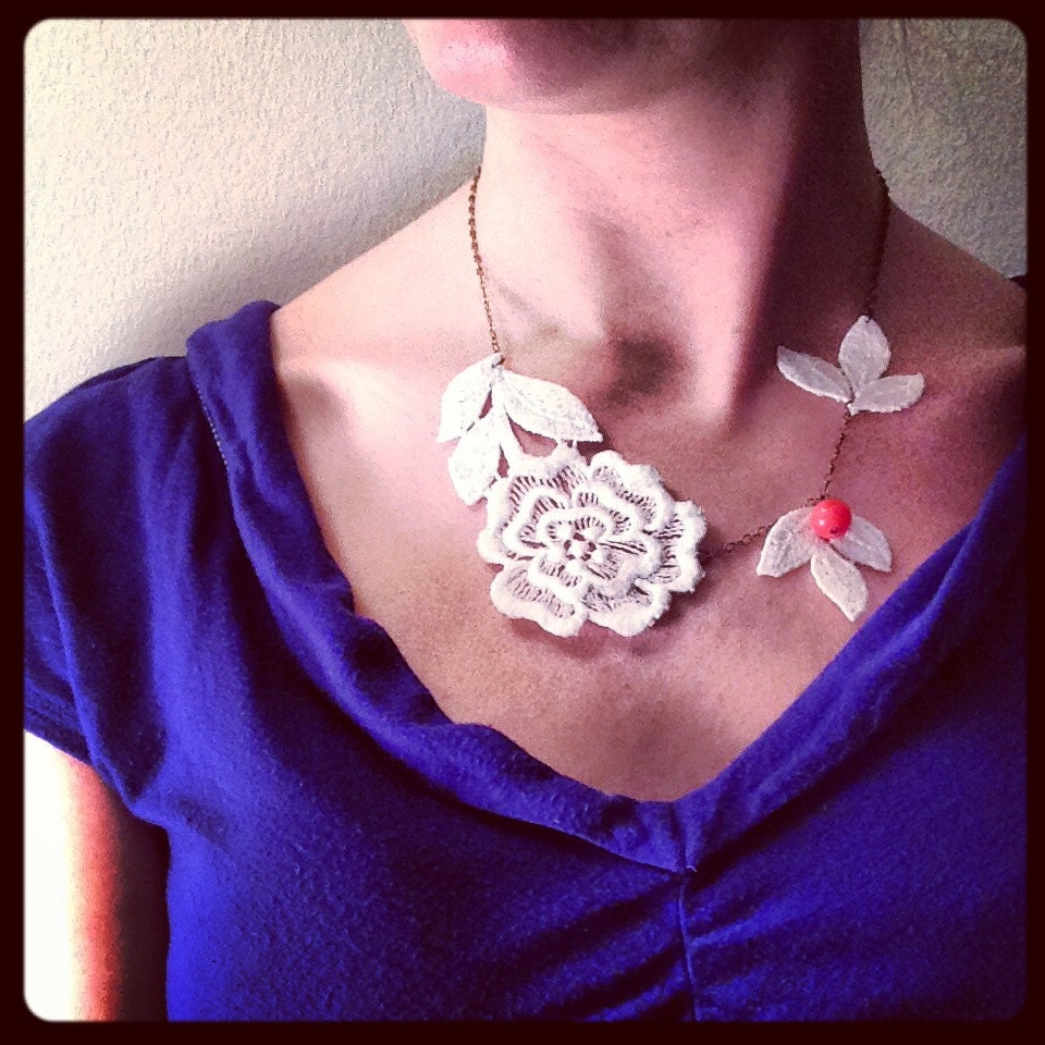 Three piece white applique flower necklace with peach bead accent on antique gold chain