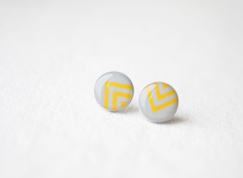 FREE WORLDWIDE SHIPPING - Chevron Stud Earrings - Mustard Gray
