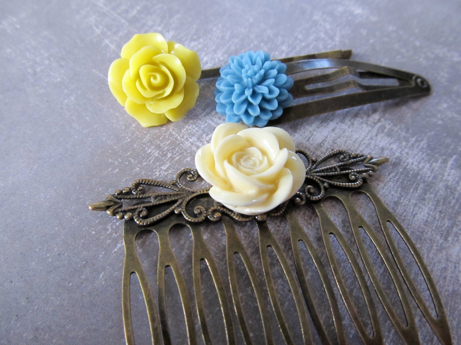 Floral hairpin gift set - vanilla cream comb with a chartreuse rose and a slate blue flower clip