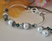 Elegant Pearl and Emerald Green Swarovksi Crystal Bracelet with Silver Curved Bars