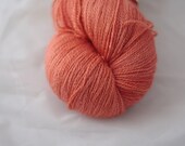 Handdyed Hopeasäie MesiLace, Lohi