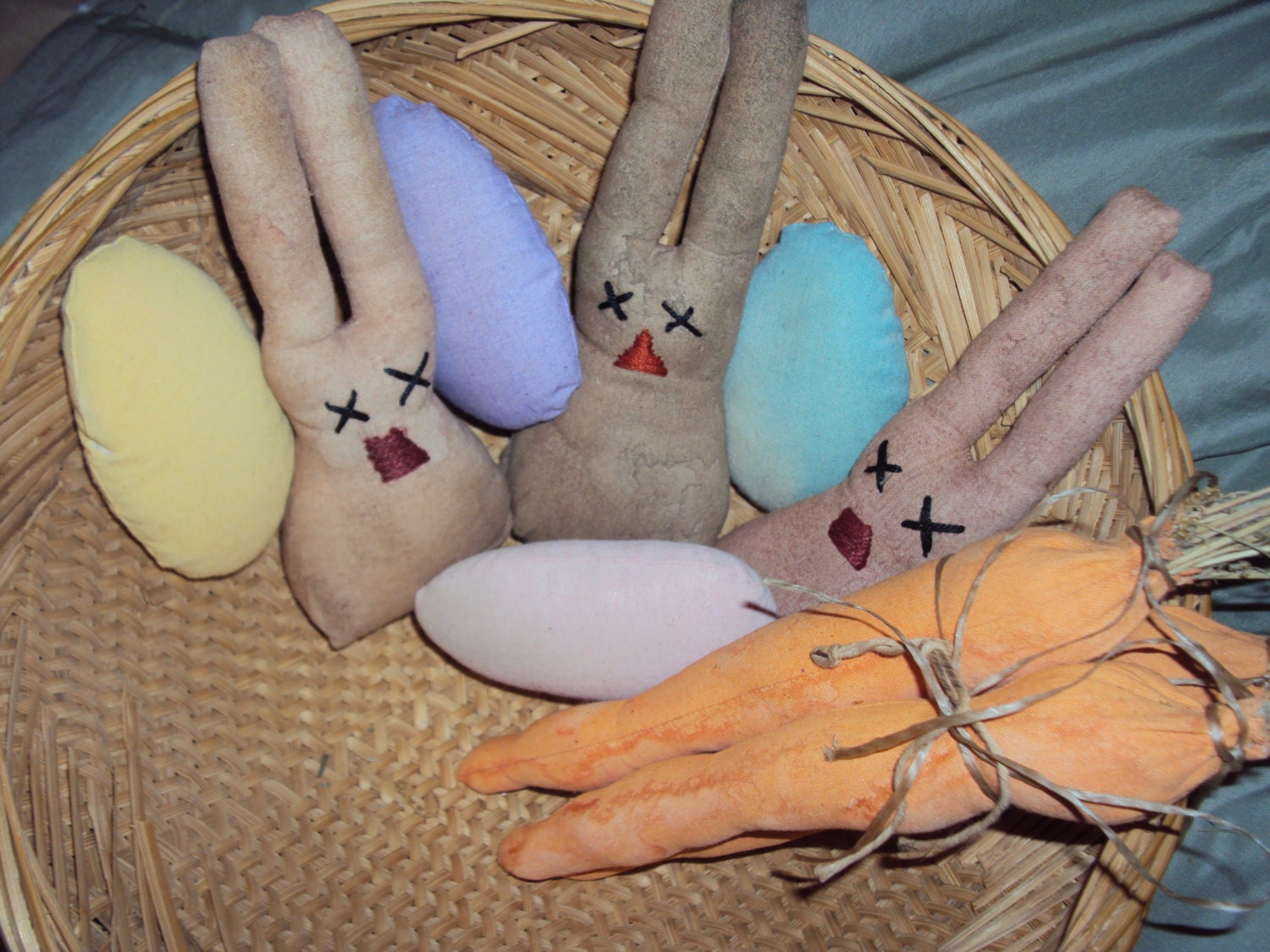 EASTER BASKET Decorations, 3 Bunnies, 4 Easter Eggs and a Bunch of 3 Carrots