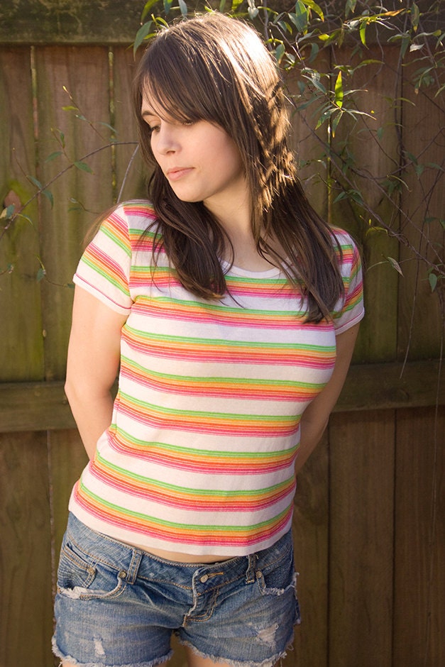 Super Cute White Striped Pink Green Yellow Red 70s T-shirt Size Small