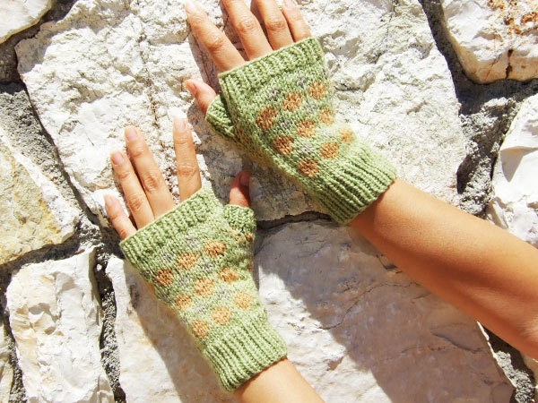Green vintage chic fingerless mittens in Organic & Naturally Dyed Wool