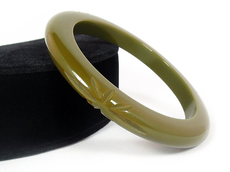 Elegant Carved Bakelite Bangle in Olive Green