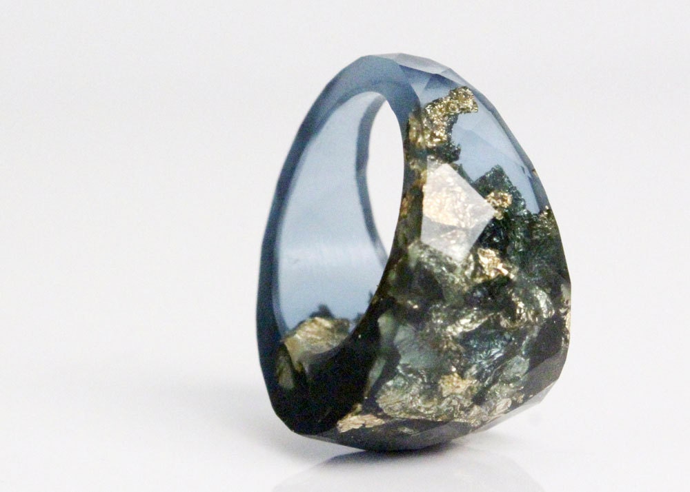 mariner blue size 6.5 round faceted eco resin cocktail ring featuring gold leaf flakes