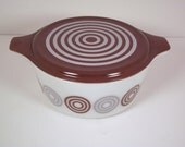 Vintage Pyrex 1960s Mid Century Modern Cosmopolitan 2 1/2 Quart Casserole Dish W/Lid in Excellent Vintage Condition