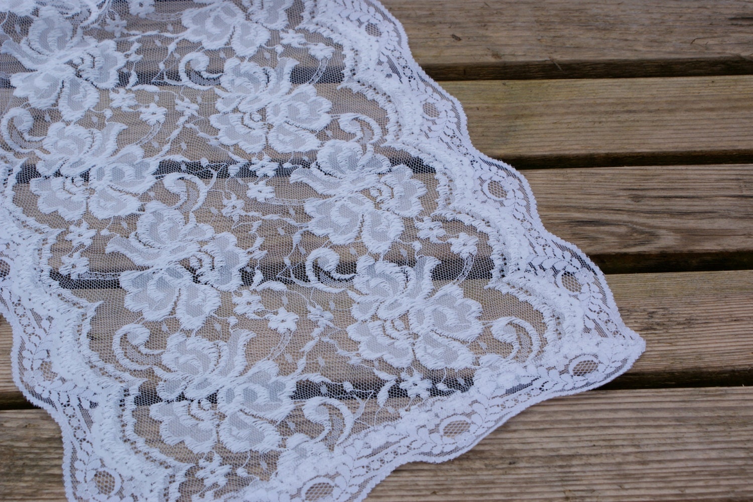 Lace runner - white