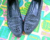Vintage BLACK LEATHER Flats...size 7 womens....shoes. 80s flats. woven leather. retro. closed toed. urban. boho. hipster.