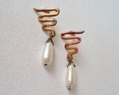 Vintage 80s Retro Kitsch Coppertone Copper Tone Faux Pearl Ivory Off White Teardrop Wavy Zig Zag Dangle Earrings