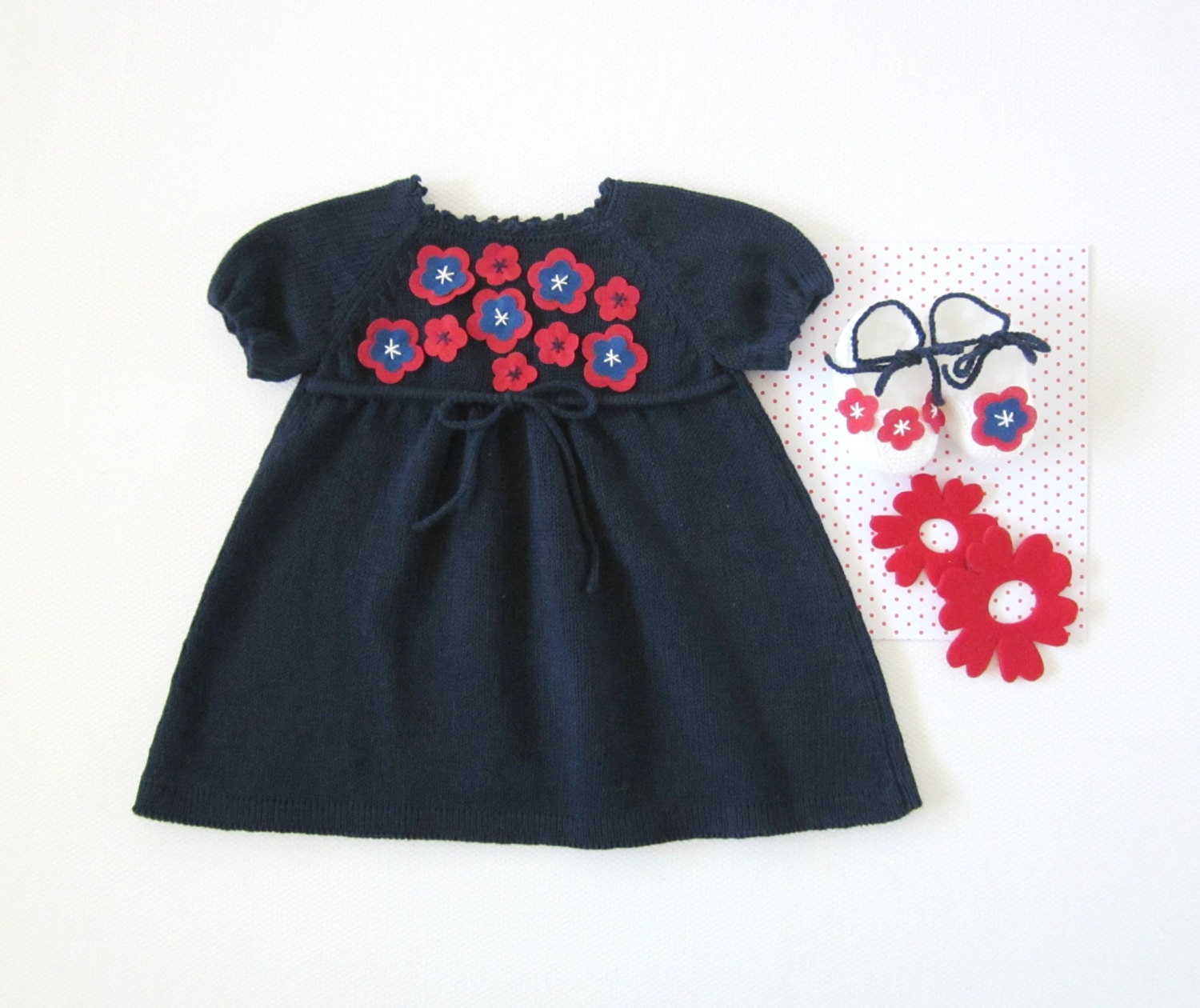 Knitted dress with little flowers and shoes, in navy blue/red, 100% cotton. Baby girl. READY TO SHIP size newborn.