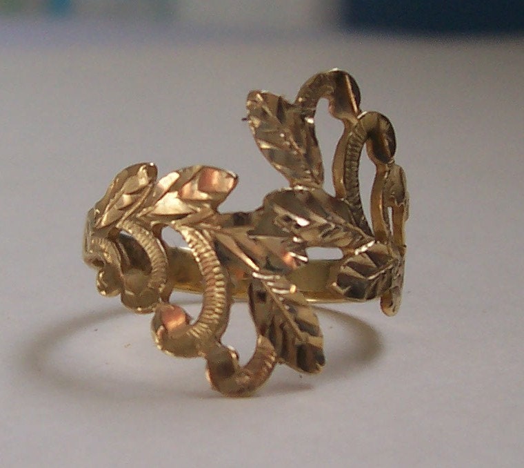 14kt GOLD Ring Leaf Design bypass l4k Yellow gold size 6