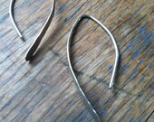 Simple hammered line earrings. Minimalist