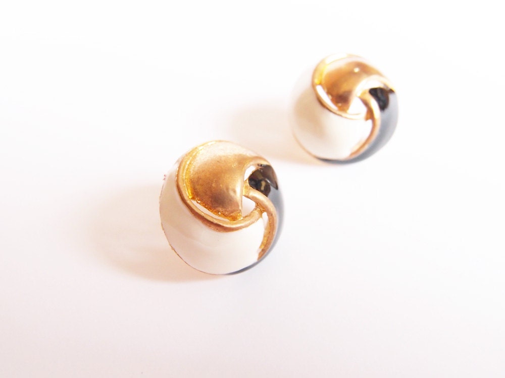 Vintage black and white round earrings