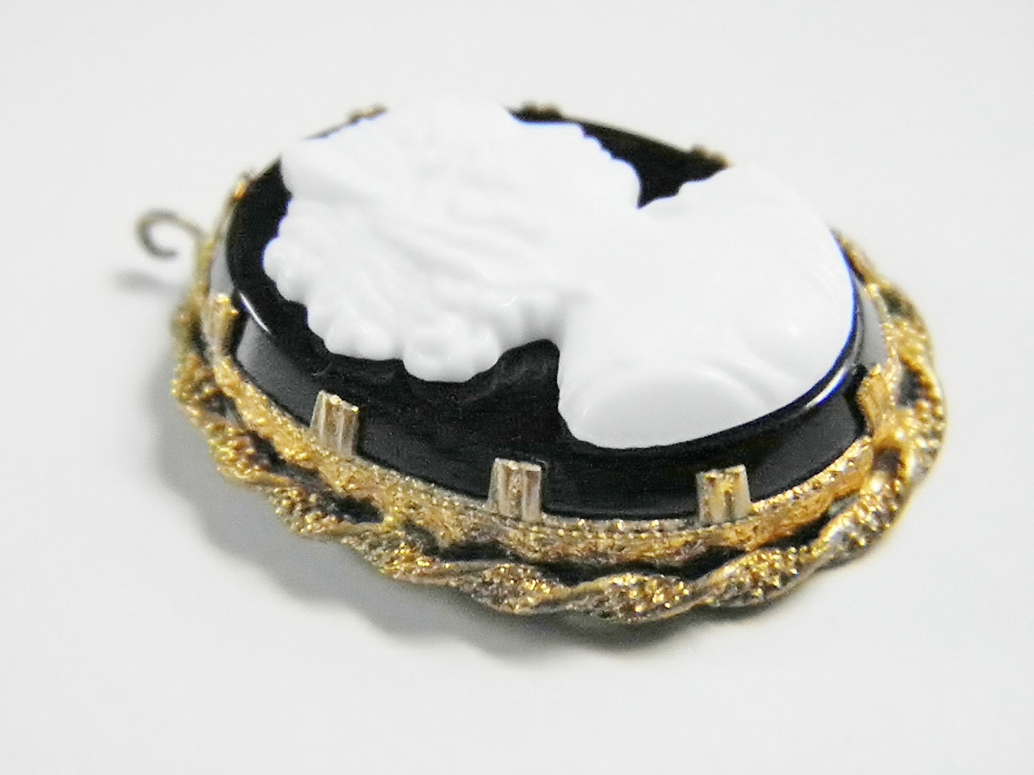 Vintage Black & White Glass Cameo Pendant