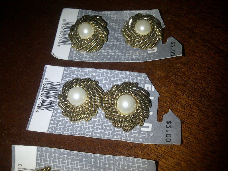 SET OF 6 - Faux pearl and gold tone buttons