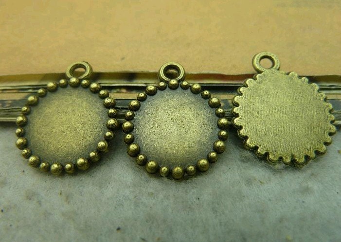 30 pcs 12mm Antique Bronze Cameo Cabochon Base Setting Pendants Charm Pendant C3600