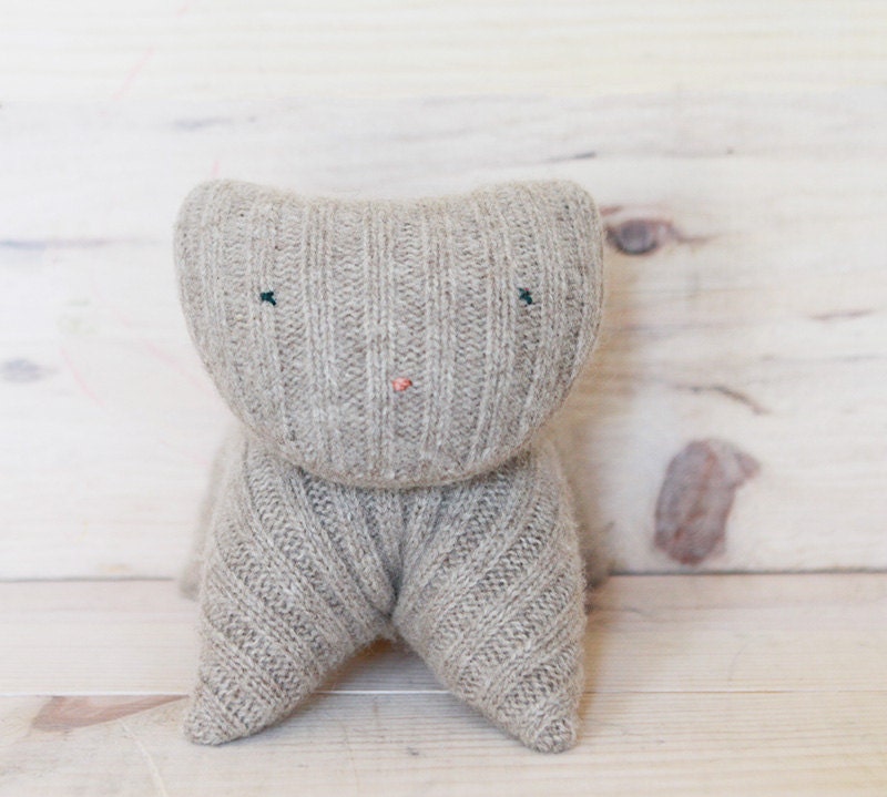 one of a kind wool kitten - chaton de laine récupéré