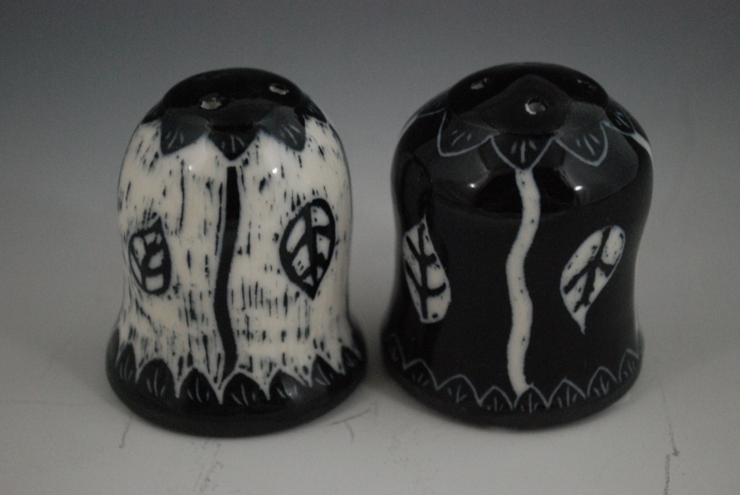 Sgraffito Large Leaves Salt and Pepper Shaker Set