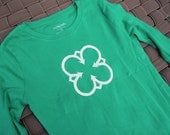 Large White Four Leaf Clover Screen Print on Kelly Green Long-sleeve T-shirt - Women's Size XS