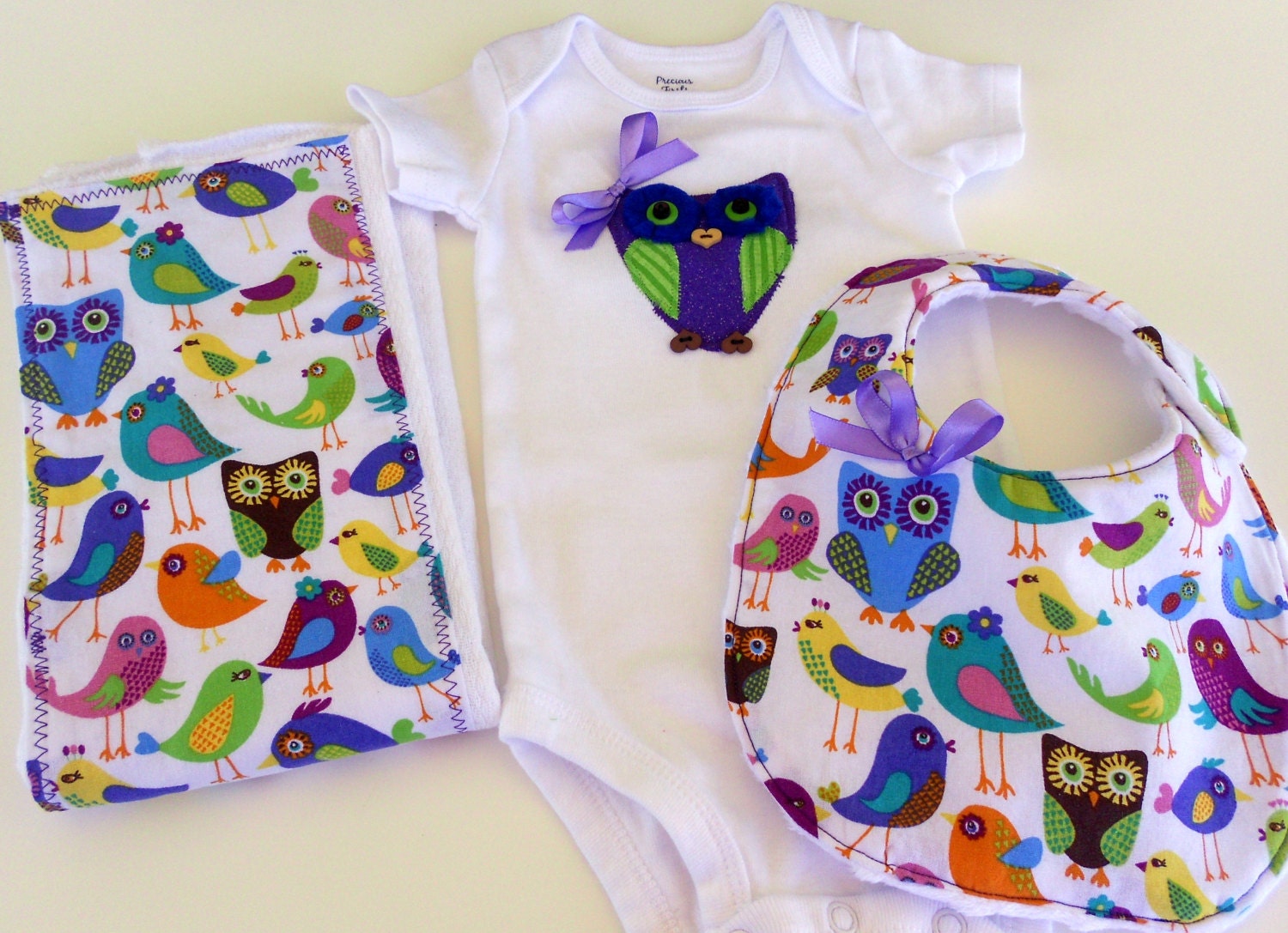 Free USA shipping, Appliqued Owl onesie & burp cloth set, Girl Bib set, Applique owl, owl baby shower, baby girl gift, newborn owl set