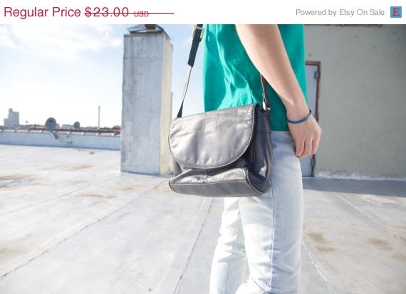 SALE Purse: Navy Blue Genuine Leather Shoulder Bag 1980s