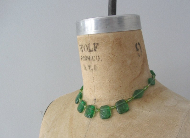 Green glass necklace . 1920s 1930s vintage jewelry . beaded necklace
