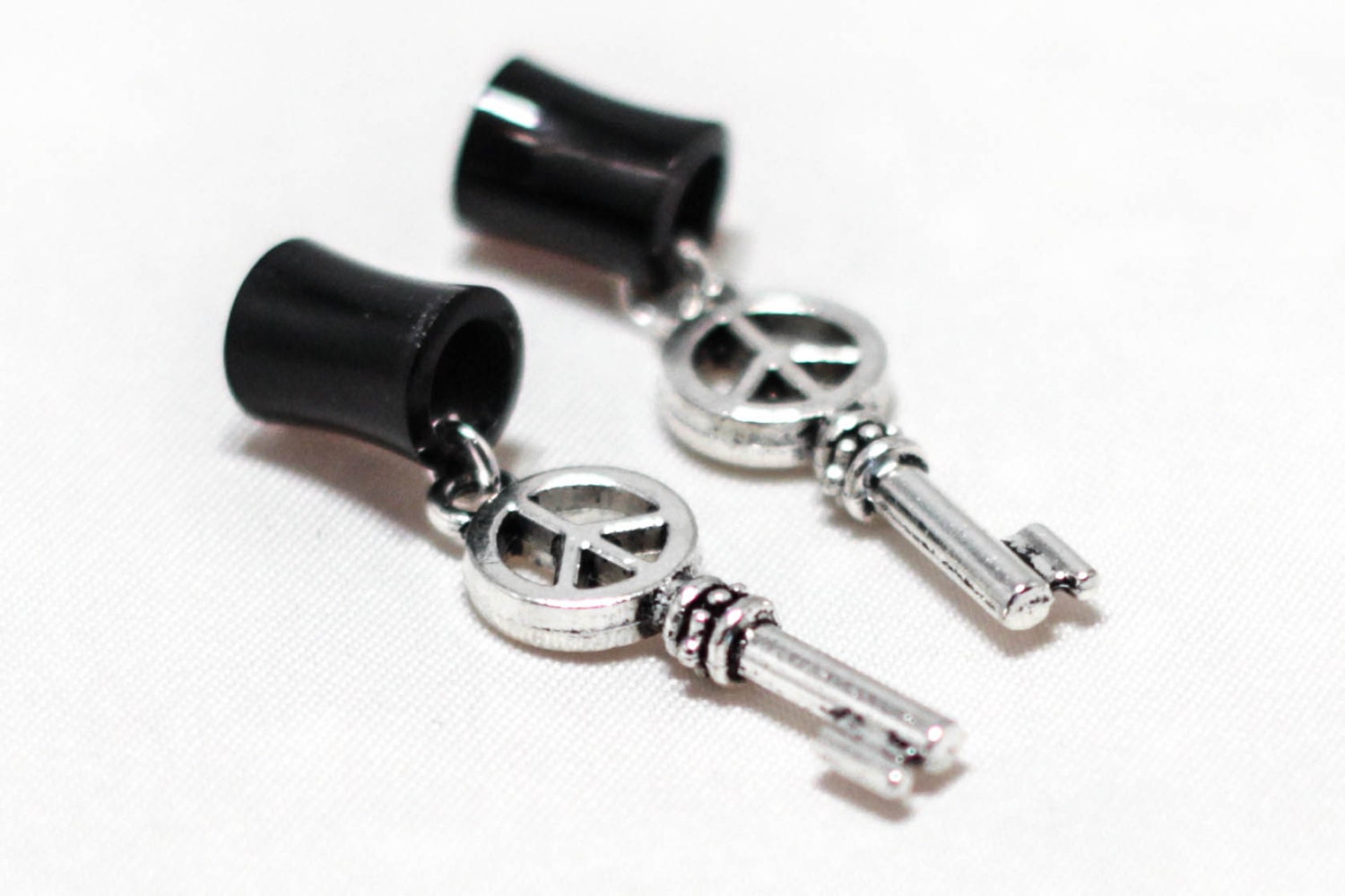 4g-5/8" Silver Peace Key Tunnel Plugs