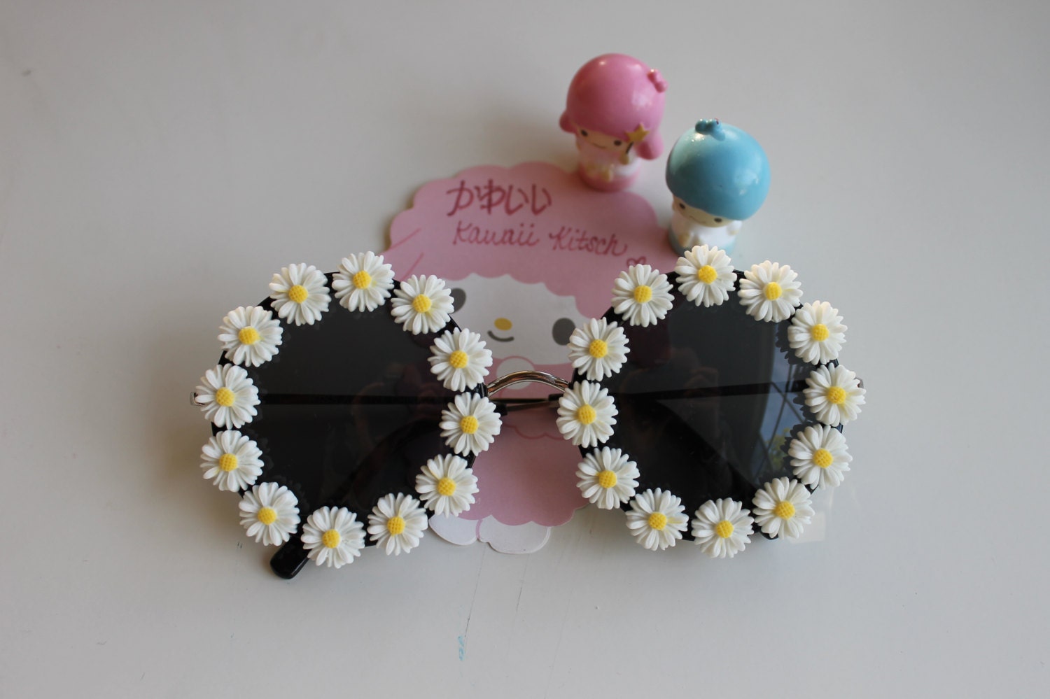 Daisy Wraparound Flowers on Retro Round Sunglasses