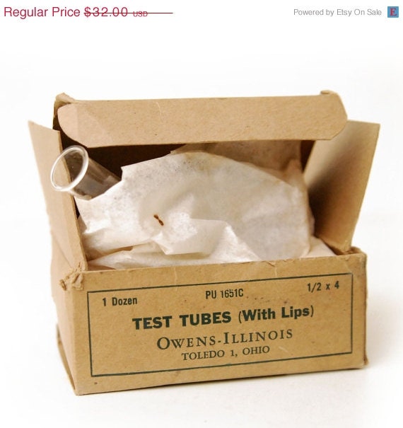 20% OFF VINTAGE SALE 10 Vintage Test Tubes with Lips, Still in Box, 4"