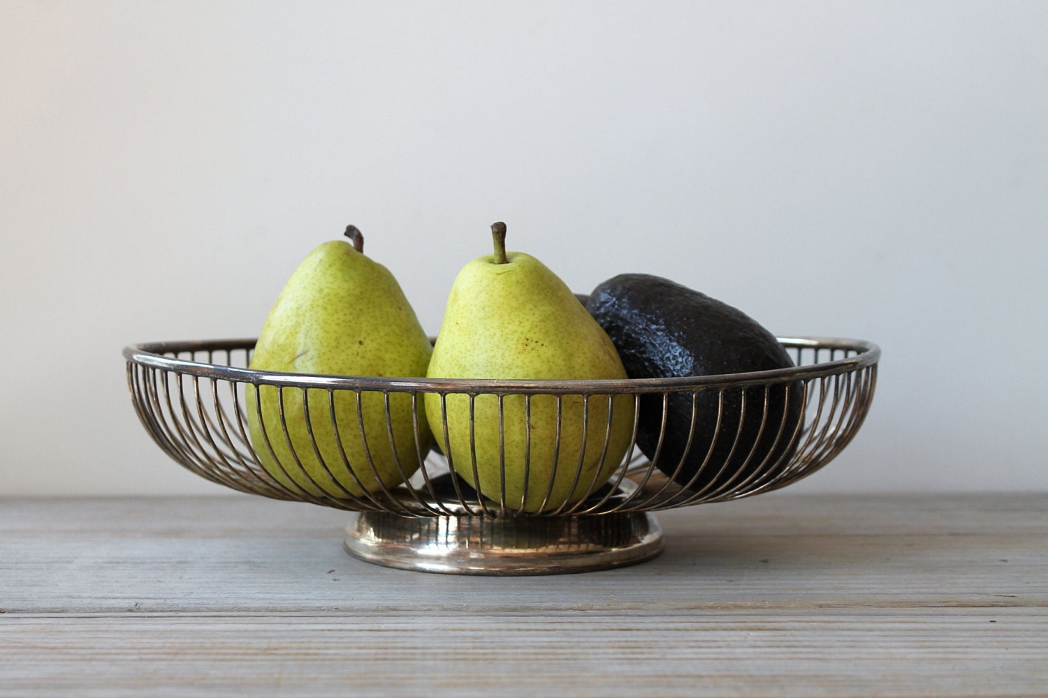 Vintage Italian silverplate wire basket / mid century modern / retro / minimalist urban loft style / home kitchen decor / industrial style