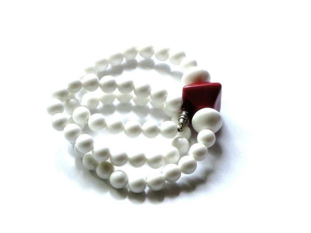 Vintage Mod Red and White Necklace, Asymmetrical Beaded Summer Necklace, Retro, Memorial Day